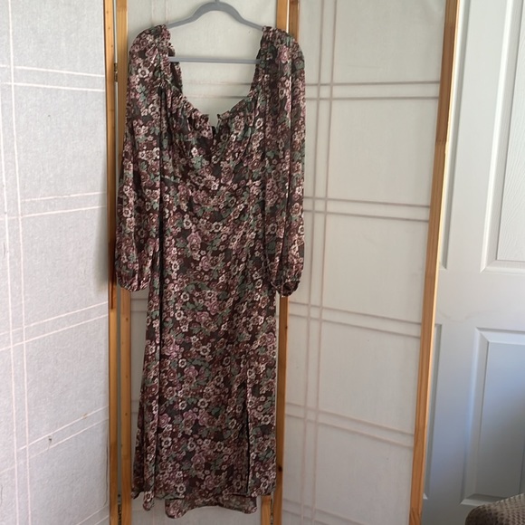 ASTR the Label FLORAL V FRONT LONG SLEEVE MIDI DRESS - Picture 6 of 9